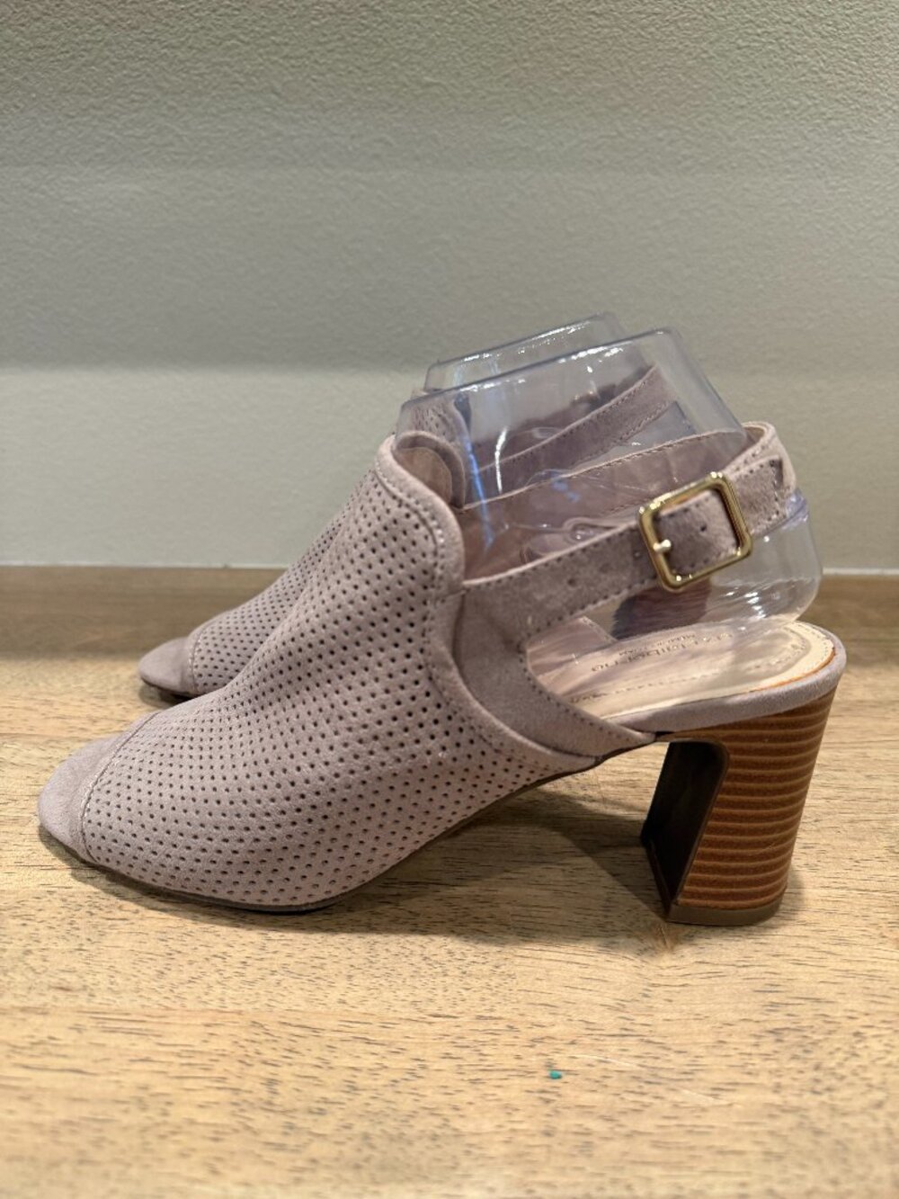 Liz Claiborne Tan Heel Pumps Size 8 Like New